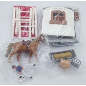 Détail des pièces du box à chevaux avec cheval, cavalier et accessoires
